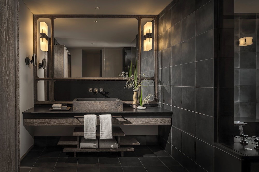 プレミア スイート キングベッド 1 台 コーナー (Tatami) バスルーム0 | フォーシーズンズホテル大阪