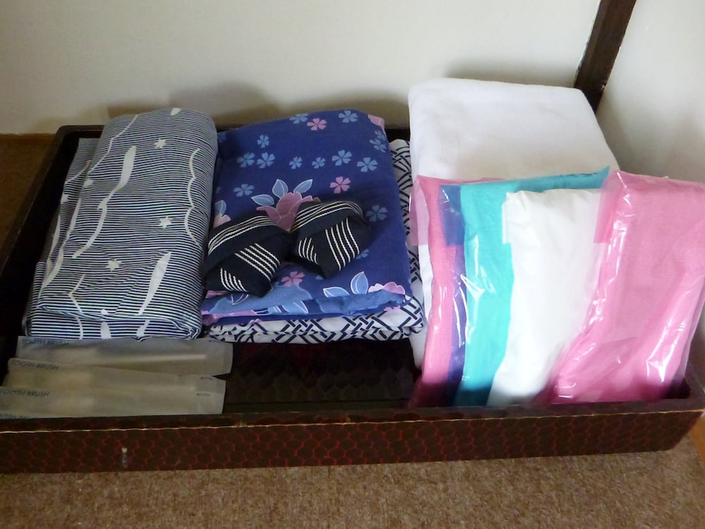 スタンダード 6人部屋 禁煙 客室1 | 岩村山荘