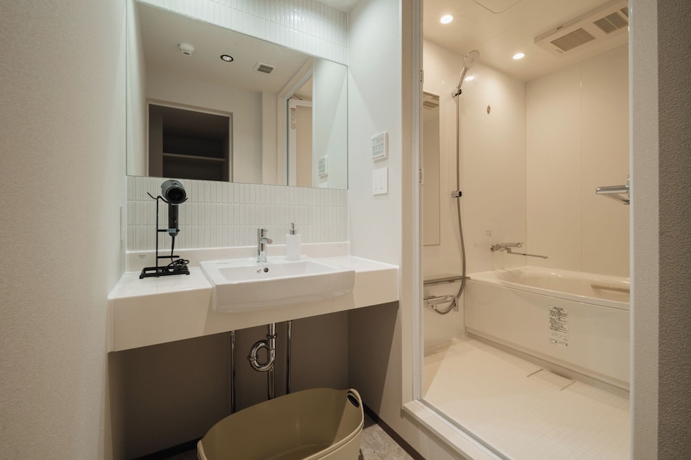 ベーシック トリプルルーム バスルーム1 | HOTEL SHUTEC