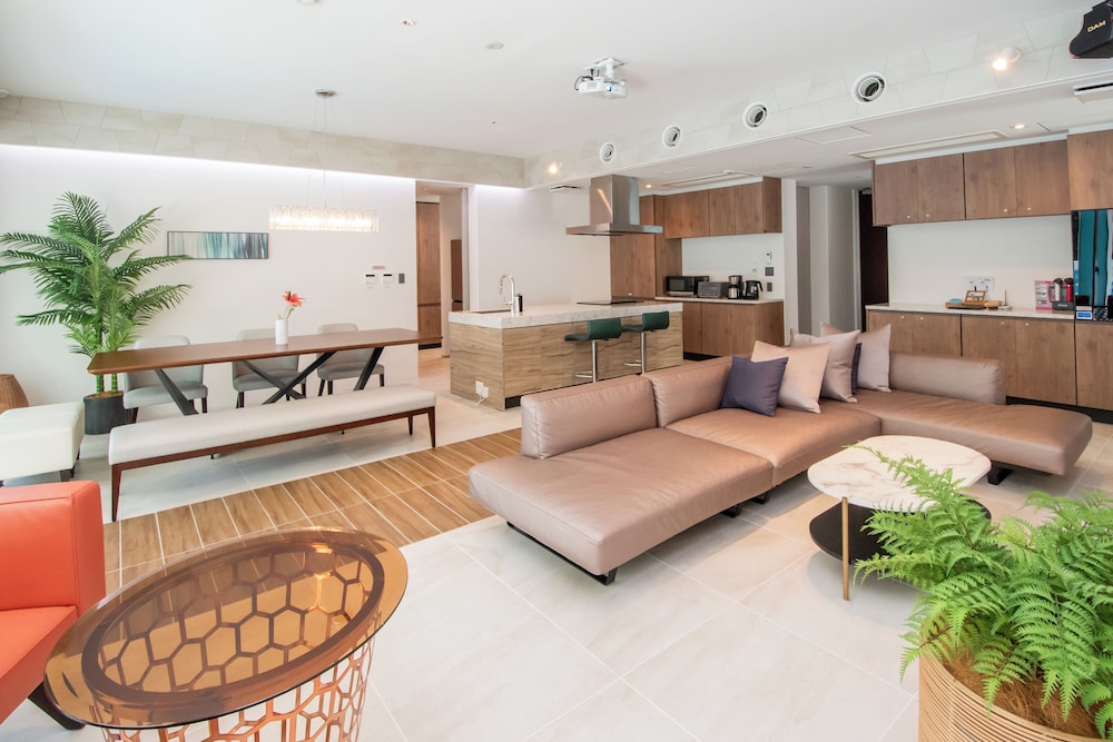 スーペリア ヴィラ バルコニー プールビュー リビング エリア1 | pool villa Sanrriott Okinawa Motobu