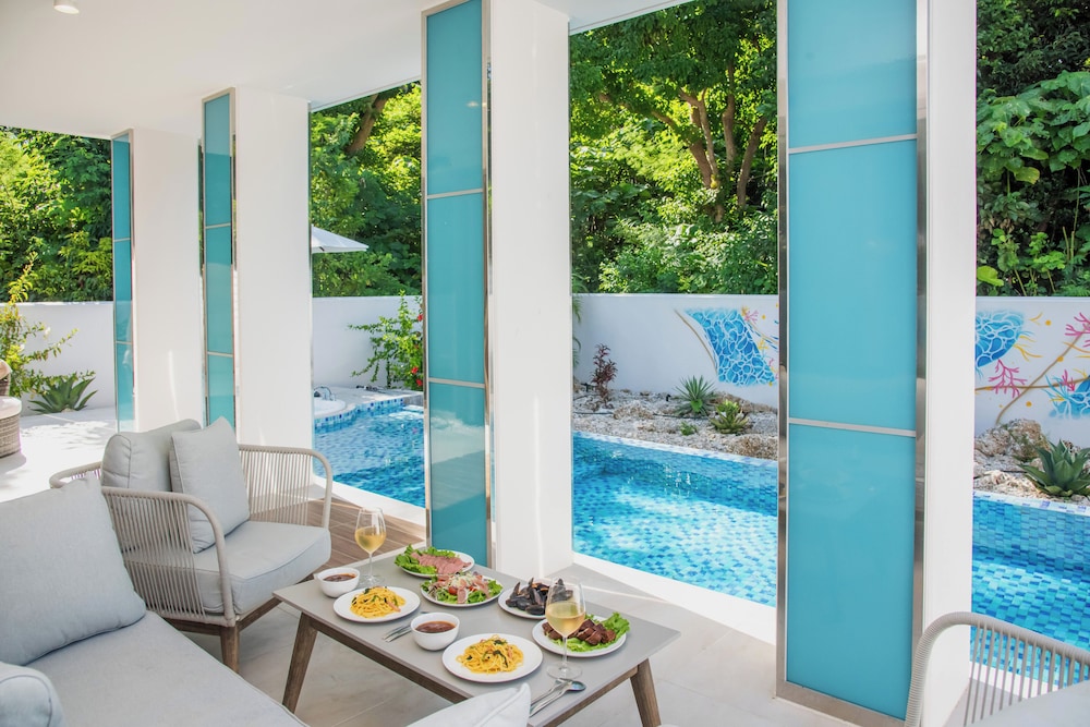 スーペリア ヴィラ バルコニー プールビュー テラス / パティオ1 | pool villa Sanrriott Okinawa Motobu