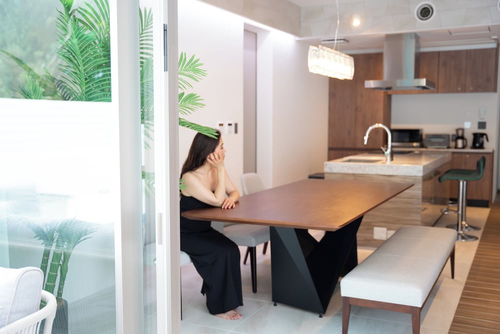 スーペリア ヴィラ バルコニー プールビュー 客室内のダイニングエリア2 | pool villa Sanrriott Okinawa Motobu