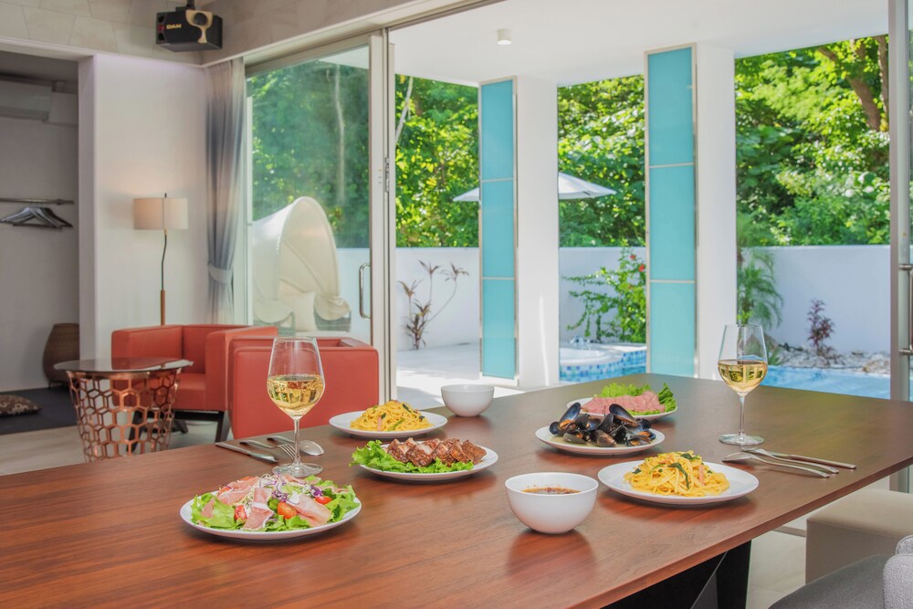 スーペリア ヴィラ バルコニー プールビュー 客室内のダイニングエリア0 | pool villa Sanrriott Okinawa Motobu