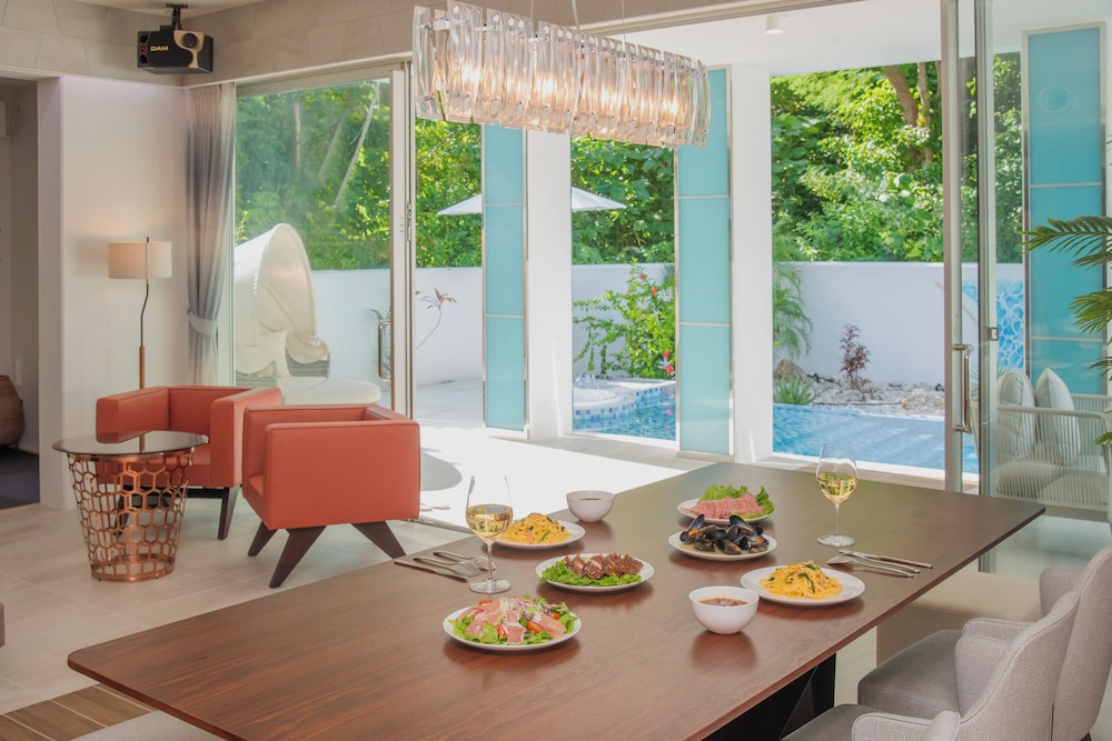 スーペリア ヴィラ バルコニー プールビュー 客室内のダイニングエリア1 | pool villa Sanrriott Okinawa Motobu