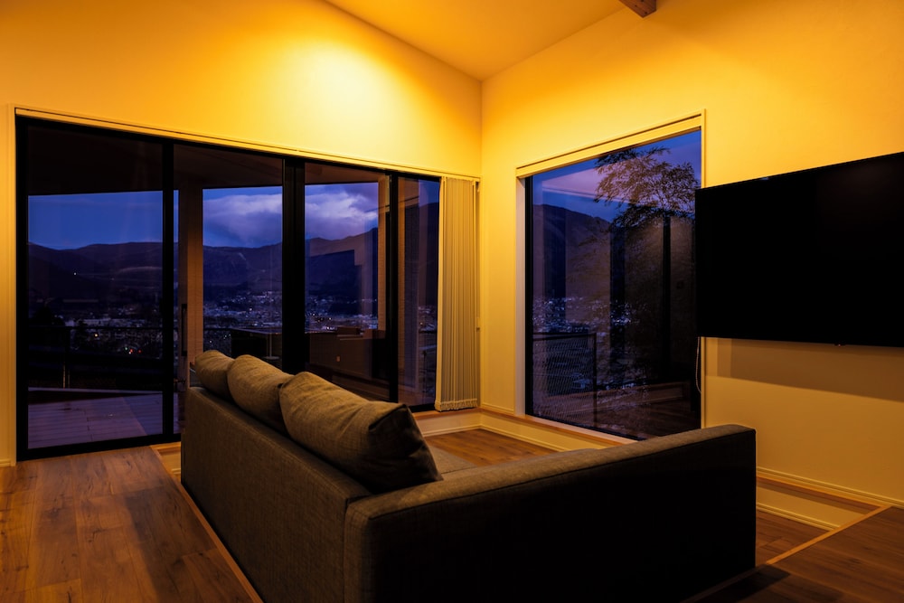 ラグジュアリー ヴィラ 3 ベッドルーム プライベートプール ヒルビュー リビング エリア2 | TERRA湯布院