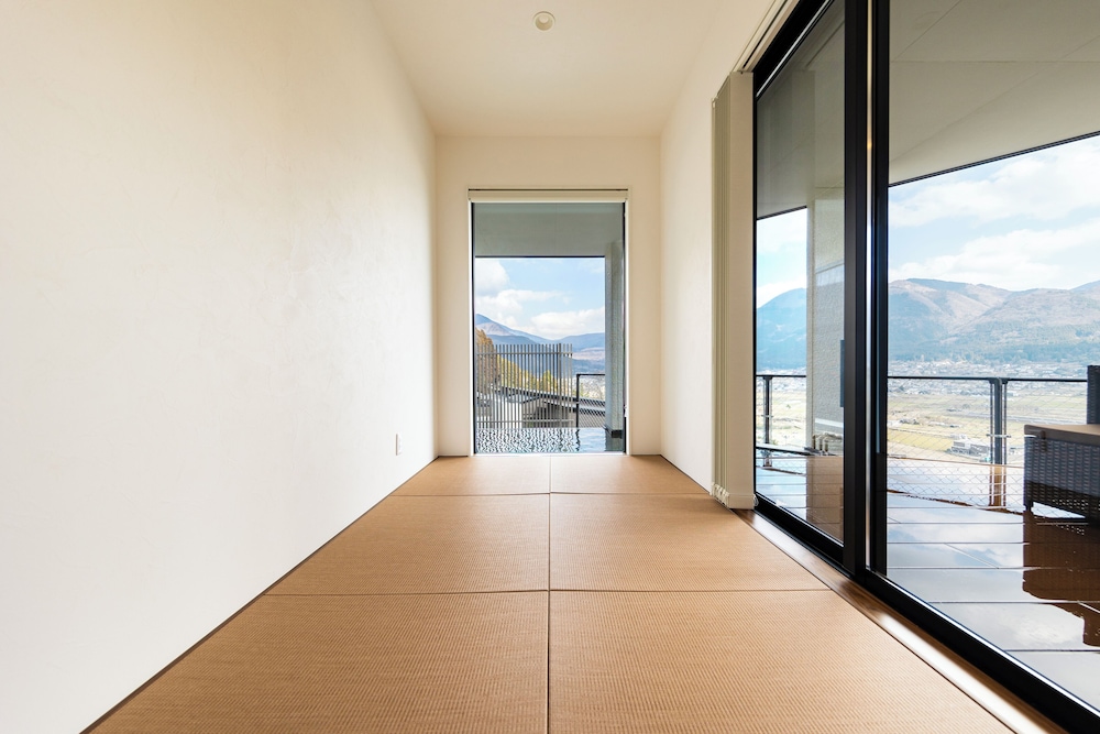 ラグジュアリー ヴィラ 3 ベッドルーム プライベートプール ヒルビュー リビング エリア1 | TERRA湯布院