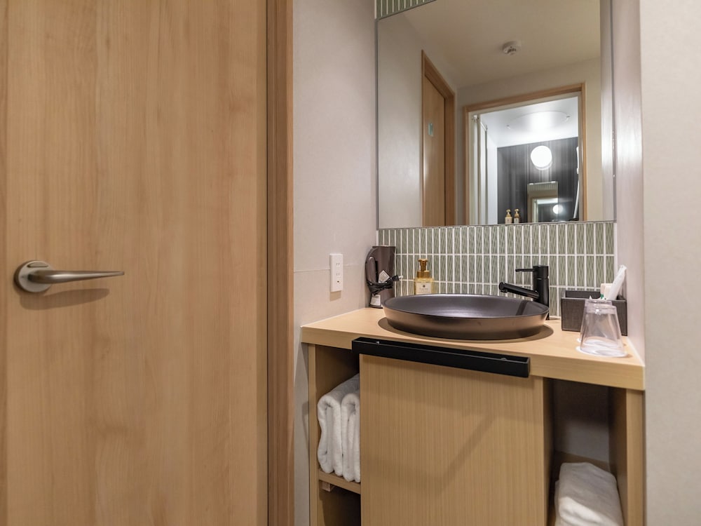 [禁煙] ツインルーム バスルームのシンク0 | Tabist GROOVE KYOTO OKOSHIYASU