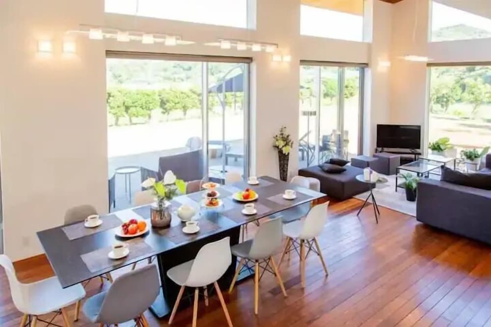 デザイン ハウス 客室内のダイニングエリア2 | Futtsu Detached house