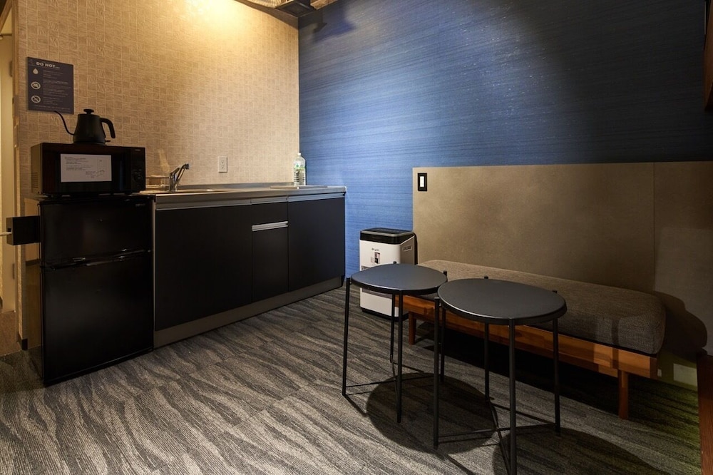 スーペリア ダブルベッド2台付_禁煙(レンタカーなし) 専用キッチン2 | B/C HOTEL 那覇 レンタカー付ホテル