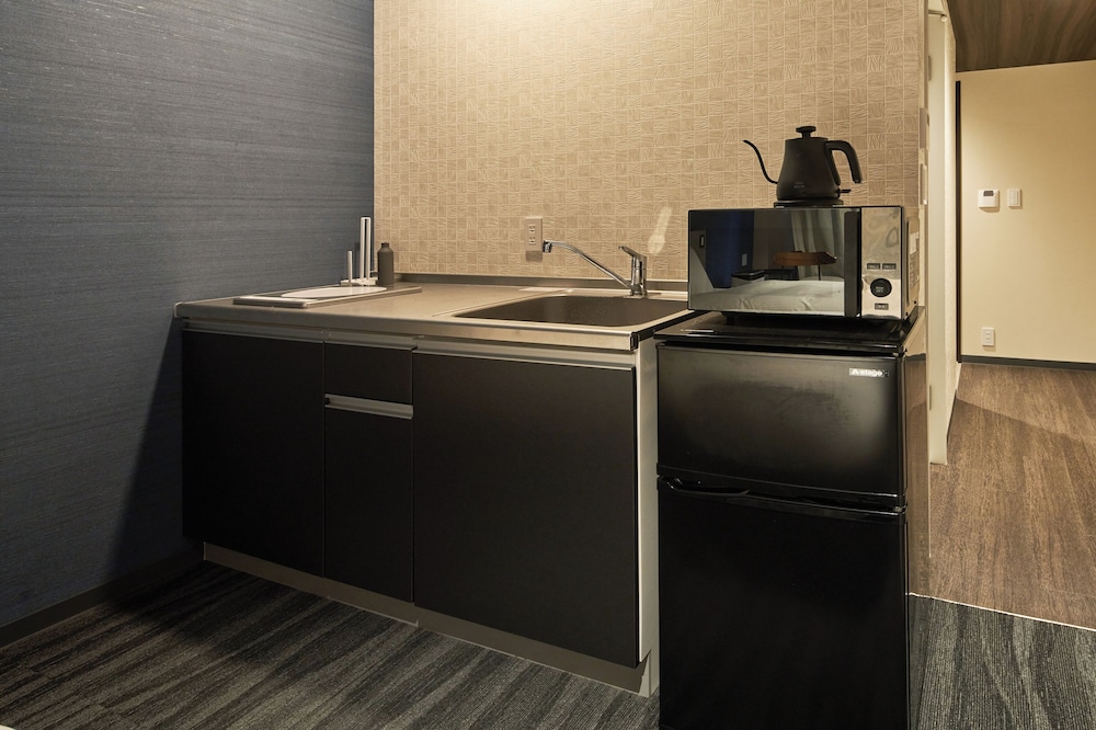 クイーンソファーベッド_禁煙(レンタカーなし) 専用キッチン0 | B/C HOTEL 那覇 レンタカー付ホテル