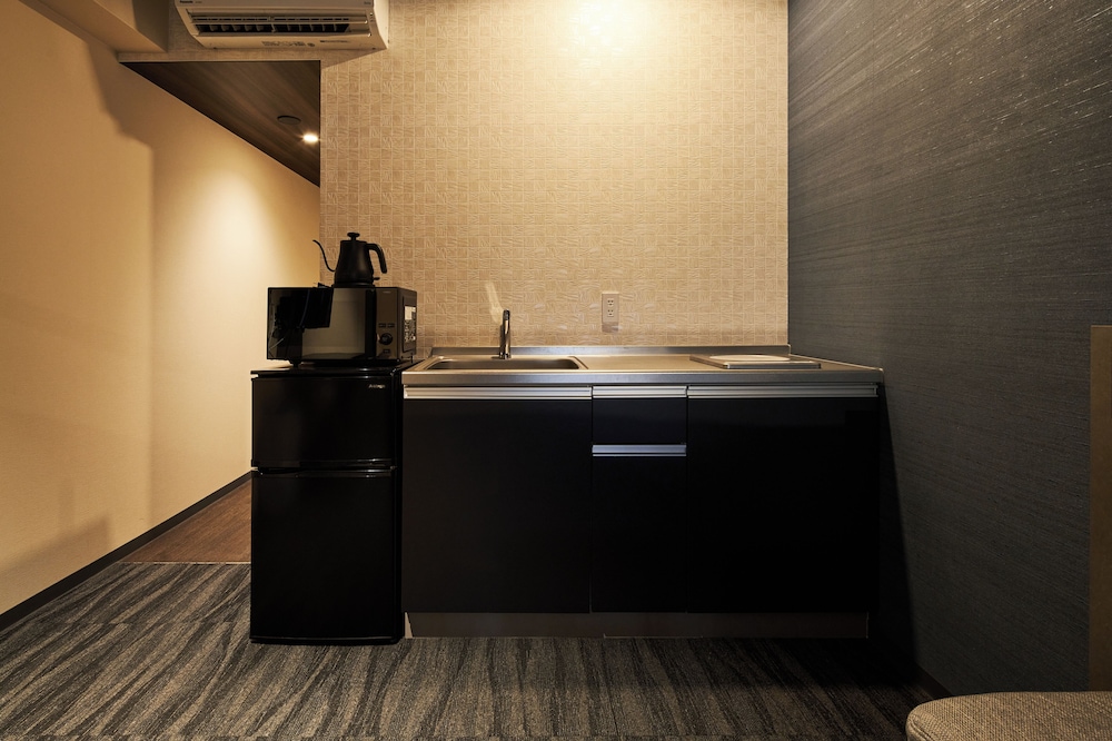 スーペリア ダブルベッド2台付_禁煙(レンタカーなし) 専用キッチン1 | B/C HOTEL 那覇 レンタカー付ホテル
