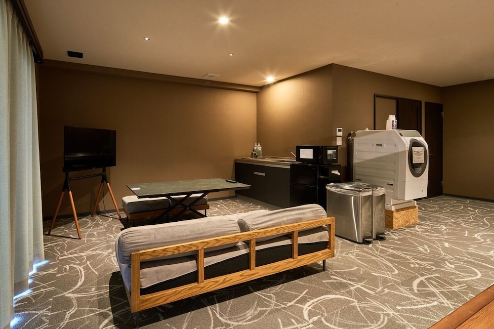 デラックス アパートメント_禁煙(レンタカーなし) リビング エリア1 | B/C HOTEL 那覇 レンタカー付ホテル