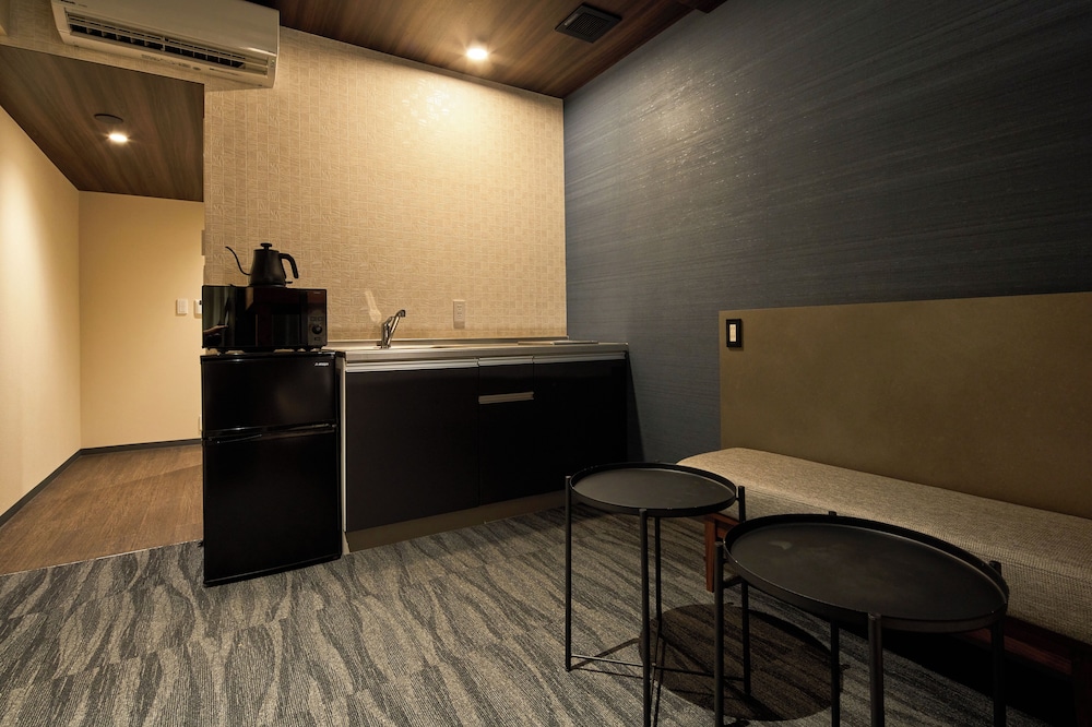 スーペリア ダブルベッド2台付_禁煙(レンタカーなし) 専用キッチン0 | B/C HOTEL 那覇 レンタカー付ホテル