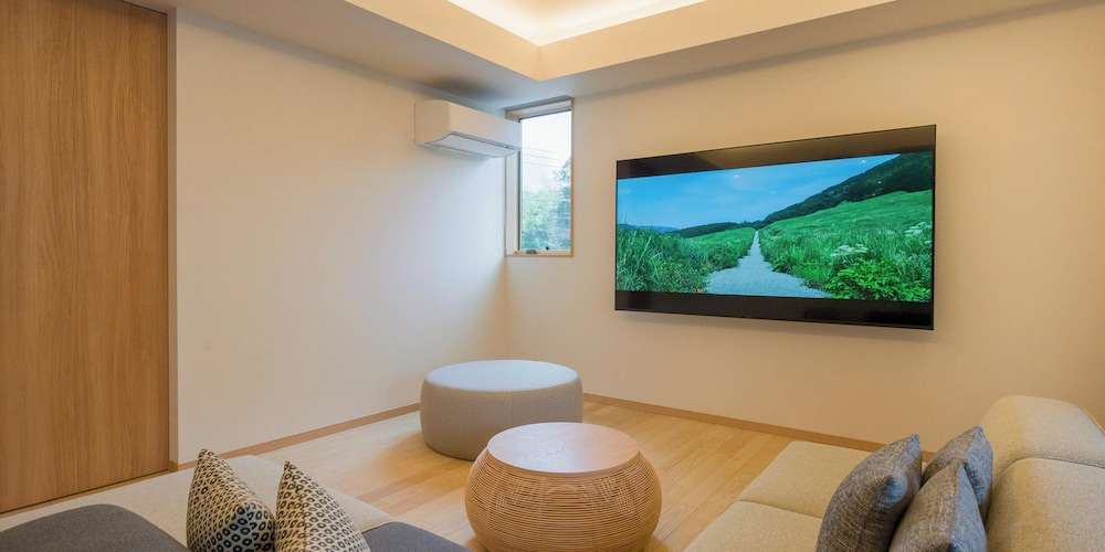 F type, 天然温泉, 岩盤浴ベッド [ワンフロア][ペット不可]（8名定員） リビング エリア2 | Rakuten STAY VILLA 鬼怒川リバーサイド