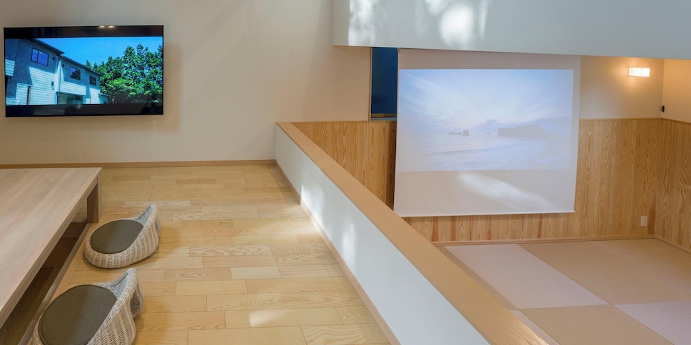 D-2 type, 天然温泉,サウナ, ７５インチ大型TV[ペット不可]（6名定員） リビング エリア1 | Rakuten STAY VILLA 鬼怒川リバーサイド