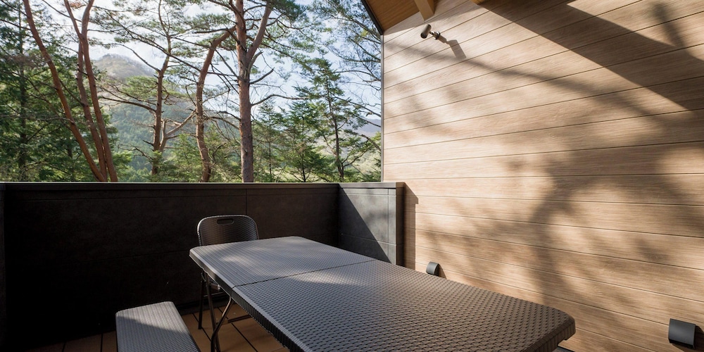 D-1 type, 天然温泉, サウナ, リビングプロジェクター（6名定員） テラス / パティオ1 | Rakuten STAY VILLA 鬼怒川リバーサイド