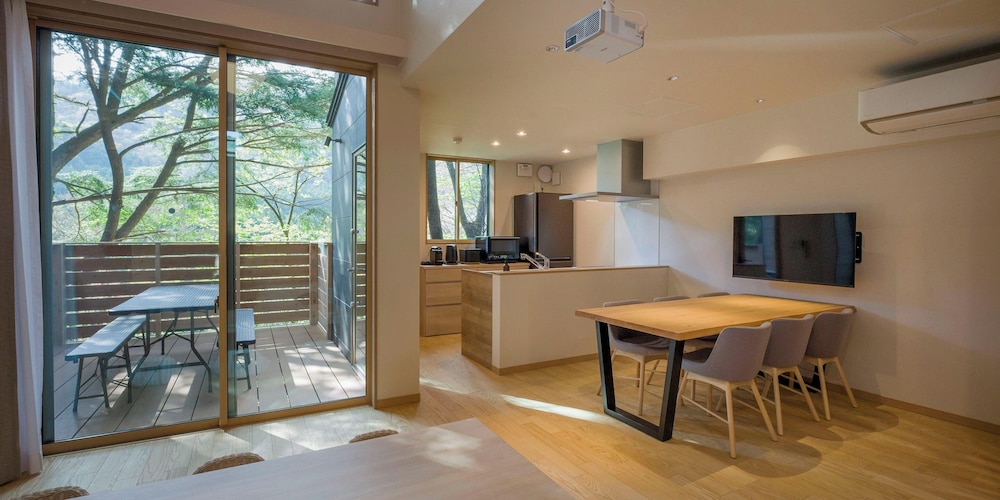 D-1 type, 天然温泉, サウナ, リビングプロジェクター（6名定員） 客室内のダイニングエリア0 | Rakuten STAY VILLA 鬼怒川リバーサイド