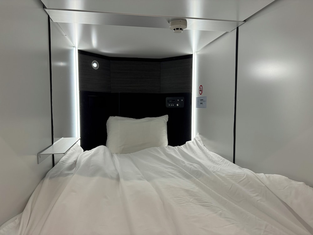 客室1 | カプセルホテル鈴森屋