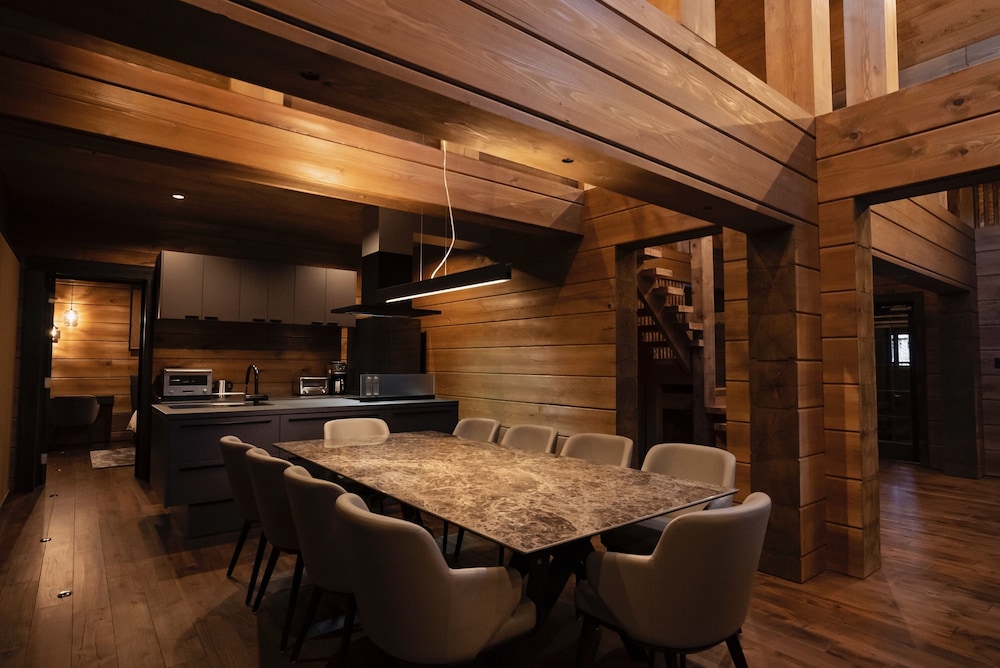 デラックス シャレー マウンテンビュー 客室内のダイニングエリア3 | Fountainhead Hakuba