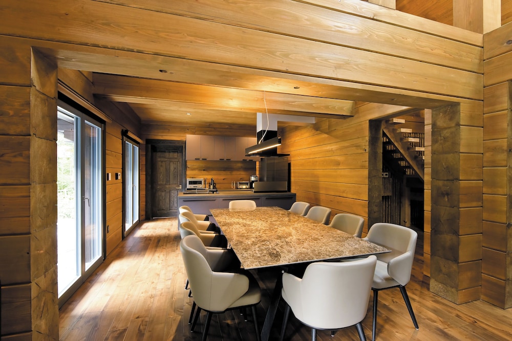 デラックス シャレー マウンテンビュー 客室内のダイニングエリア1 | Fountainhead Hakuba