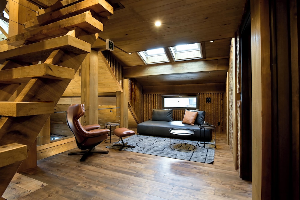 デラックス シャレー マウンテンビュー リビング エリア5 | Fountainhead Hakuba