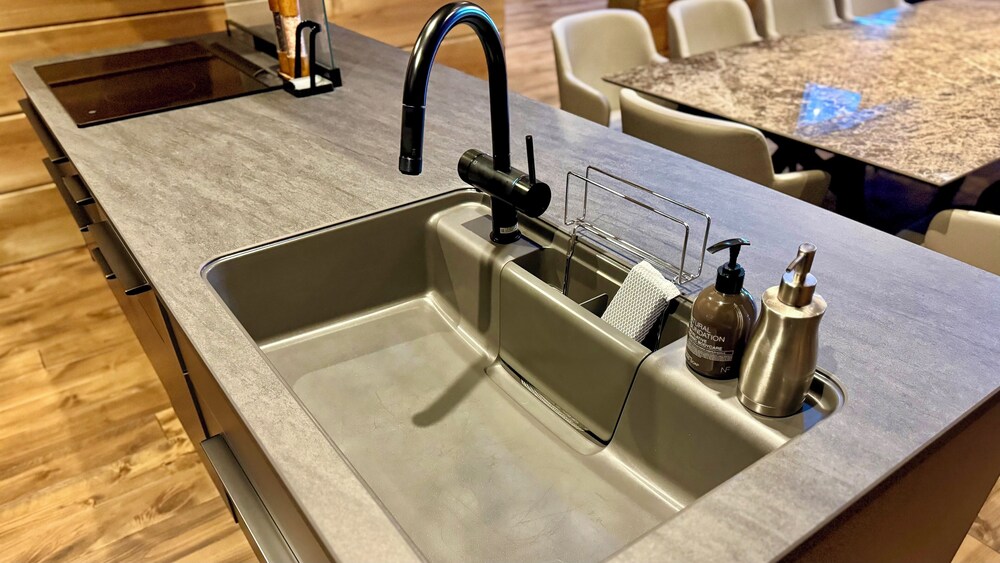 デラックス シャレー マウンテンビュー 専用キッチン5 | Fountainhead Hakuba