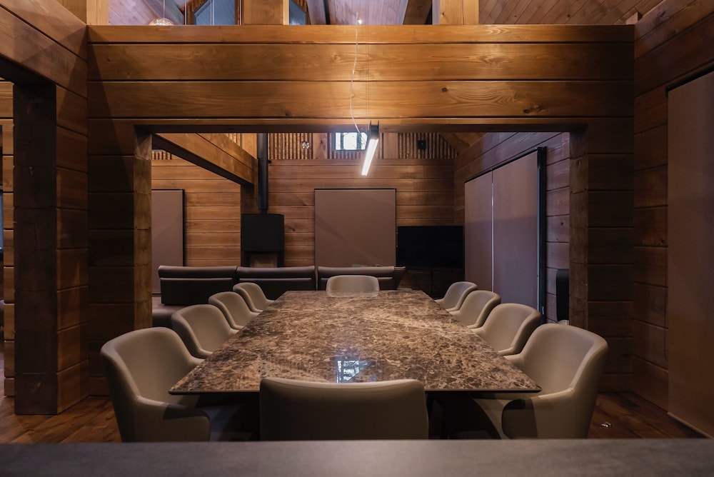 デラックス シャレー マウンテンビュー 客室内のダイニングエリア2 | Fountainhead Hakuba