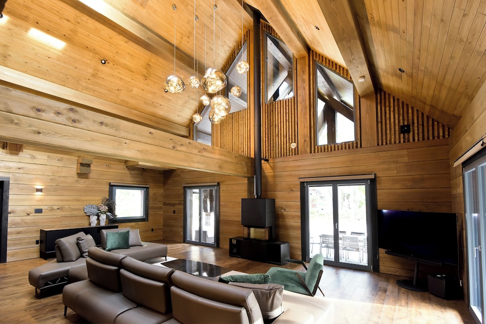 デラックス シャレー マウンテンビュー リビング エリア3 | Fountainhead Hakuba