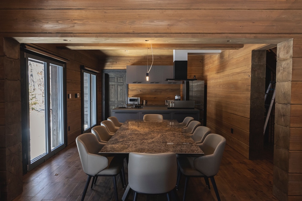 デラックス シャレー マウンテンビュー 客室内のダイニングエリア4 | Fountainhead Hakuba