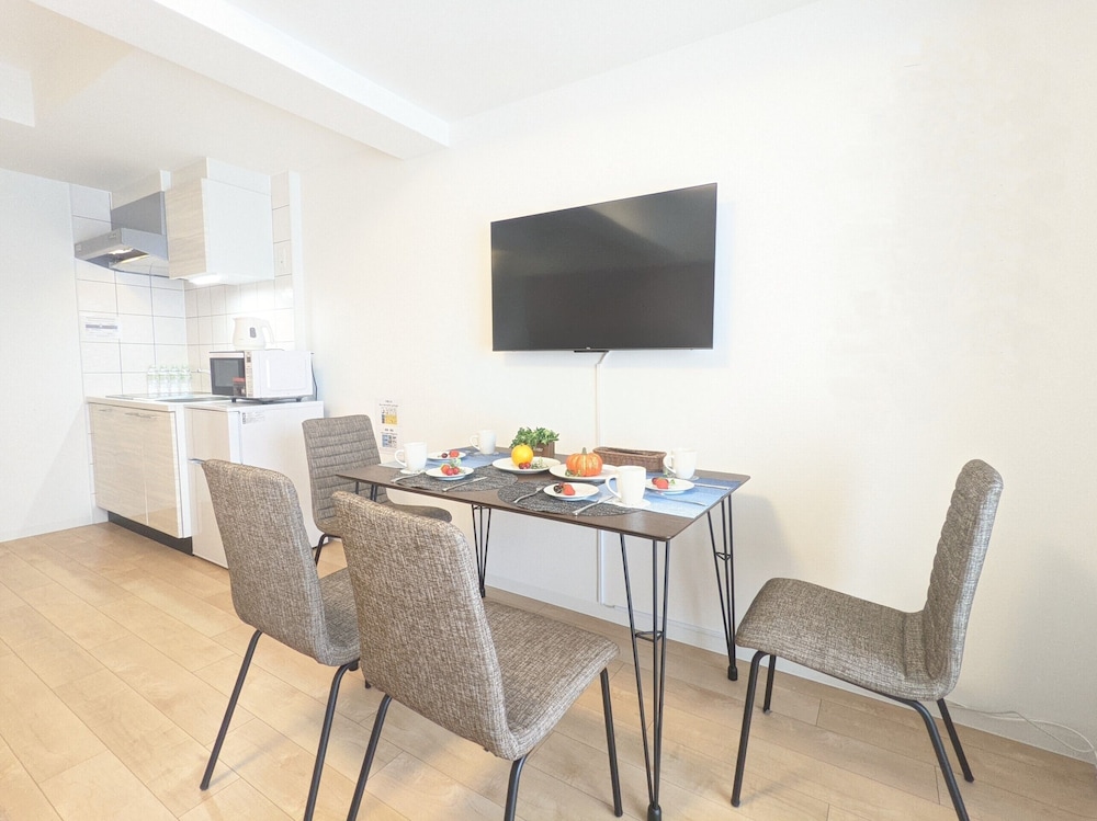 ファミリー 4 人部屋 シティビュー 客室内のダイニングエリア0 | ESLEAD HOTEL Namba South Ⅰ
