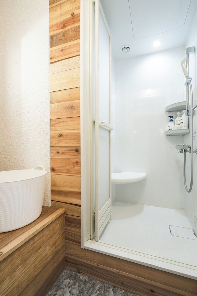 ベーシック ツインルーム バスルーム0 | コトリ コワーキング&ホステル琴平