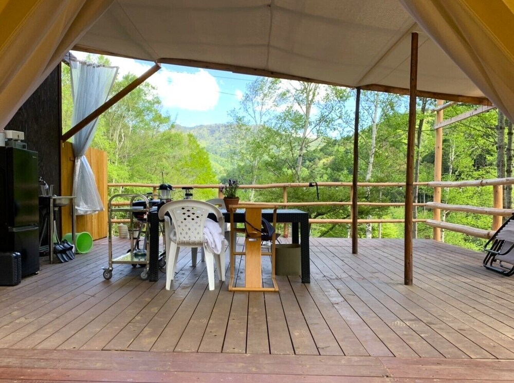 タイプCコンフォート テント バルコニー マウンテンビュー テラス / パティオ1 | Glamping La Fonte