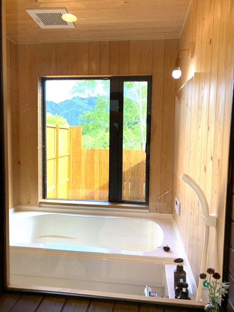 タイプAコンフォート テント バルコニー マウンテンビュー バスルーム2 | Glamping La Fonte