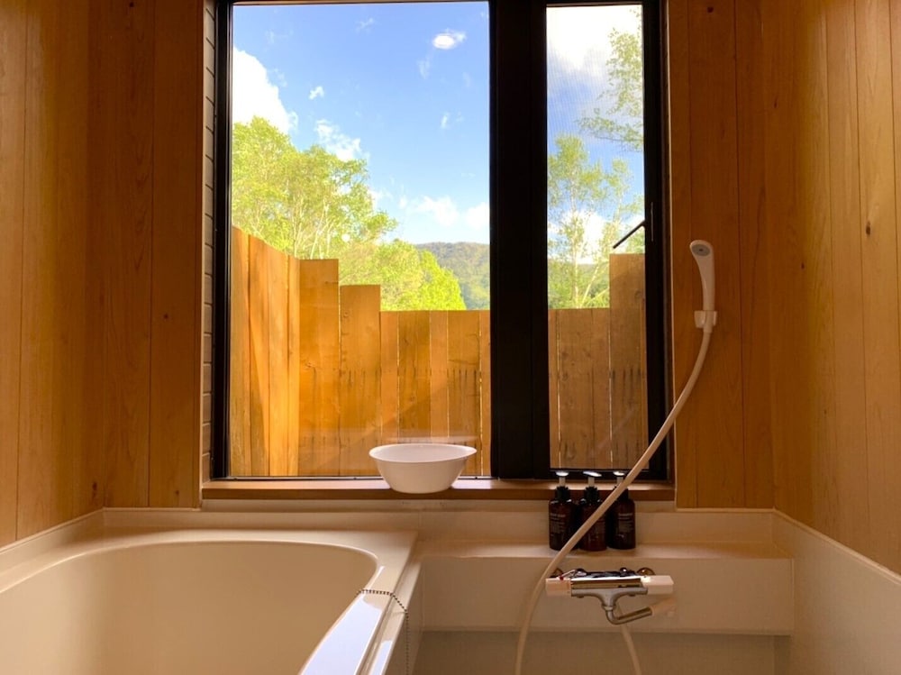 タイプCコンフォート テント バルコニー マウンテンビュー バスルーム1 | Glamping La Fonte