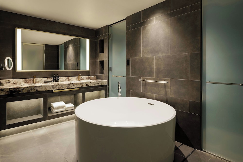 スペシャリティ スイート ツイン ダブルベッド 2 台 バスルーム0 | 大阪ステーションホテル オートグラフ コレクション