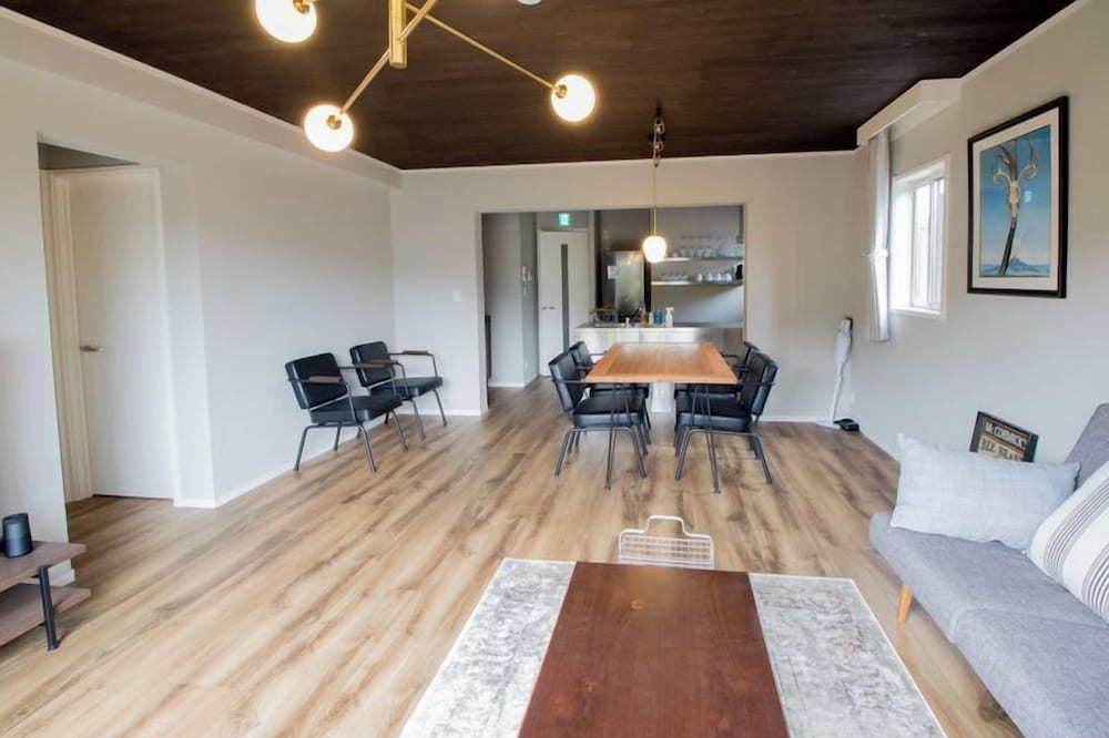 B棟 禁煙 リビング エリア3 | LOCALINO STAY AOSHIMA