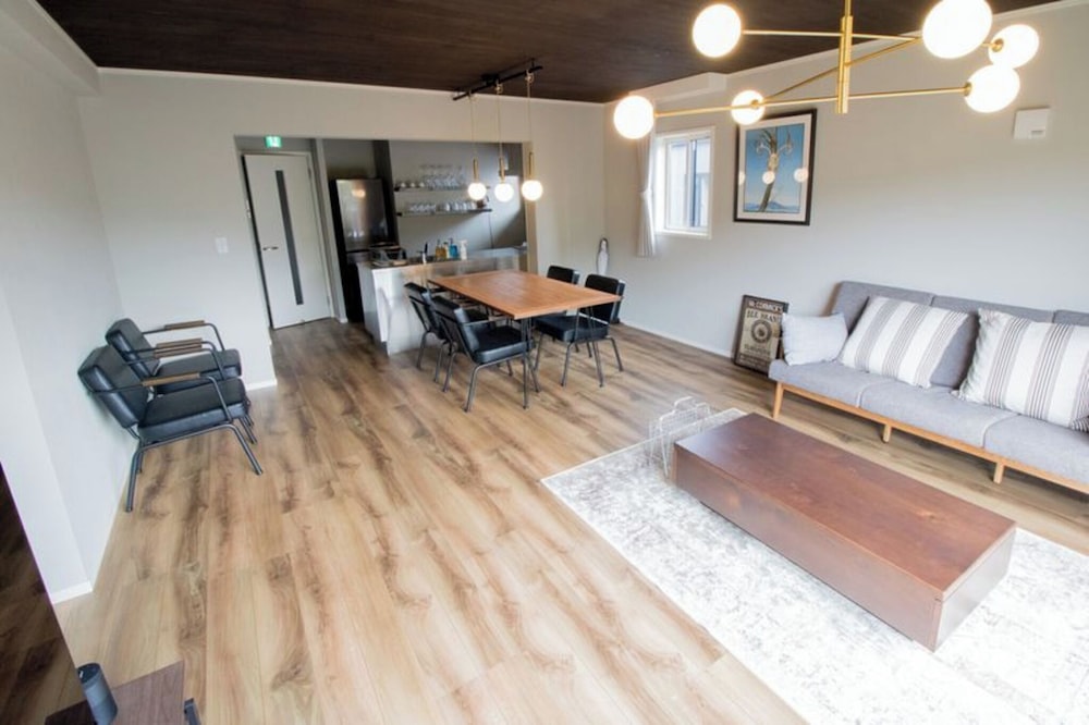 B棟 禁煙 リビング エリア2 | LOCALINO STAY AOSHIMA