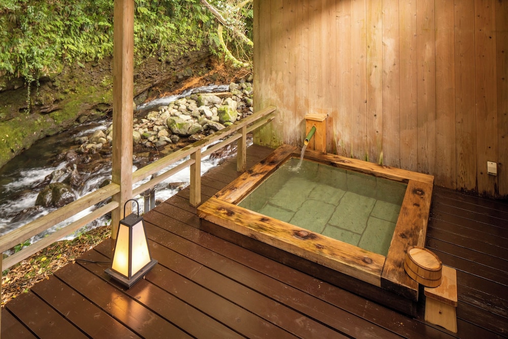 103号室　露天風呂付きリニューアル客室（二間） バスルーム1 | 河津七滝　渓流温泉茶寮　水鞠-MIZUMARI-（旧：旬彩つりばし）