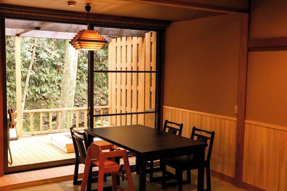 105号室　露天風呂付きリニューアル客室（二間） 客室8 | 河津七滝　渓流温泉茶寮　水鞠-MIZUMARI-（旧：旬彩つりばし）