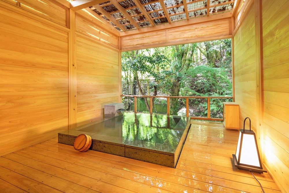 101号室　露天風呂付きリニューアル客室（二間） バスルーム1 | 河津七滝　渓流温泉茶寮　水鞠-MIZUMARI-（旧：旬彩つりばし）