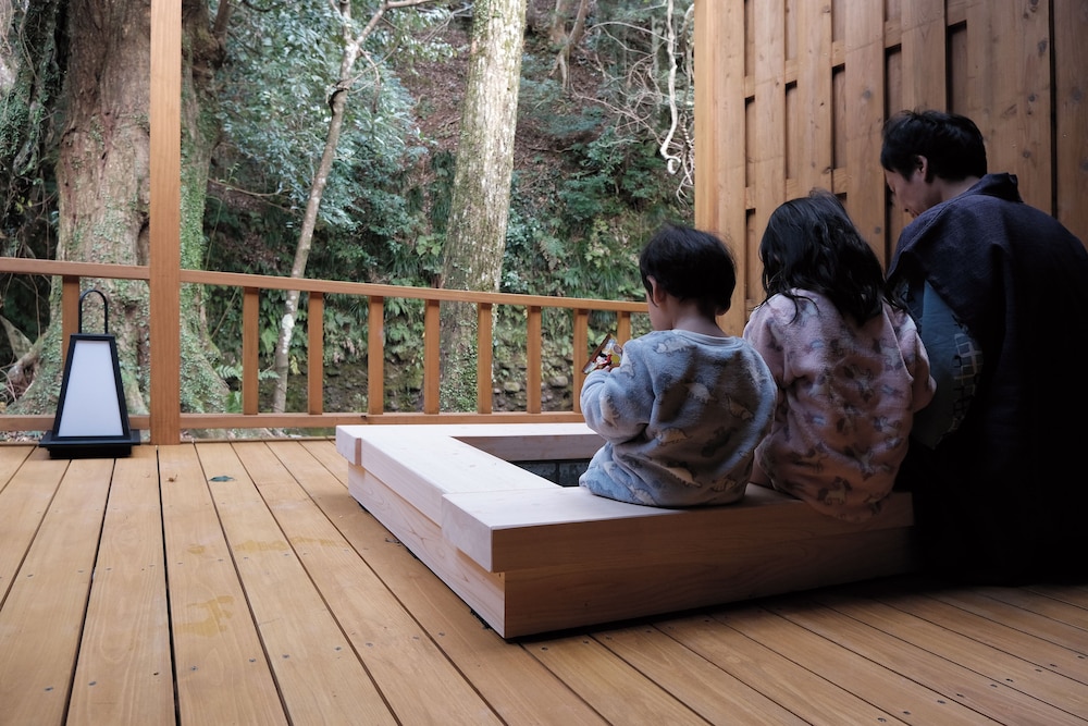 105号室　露天風呂付きリニューアル客室（二間） 客室2 | 河津七滝　渓流温泉茶寮　水鞠-MIZUMARI-（旧：旬彩つりばし）