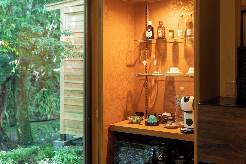 105号室　露天風呂付きリニューアル客室（二間） 客室5 | 河津七滝　渓流温泉茶寮　水鞠-MIZUMARI-（旧：旬彩つりばし）