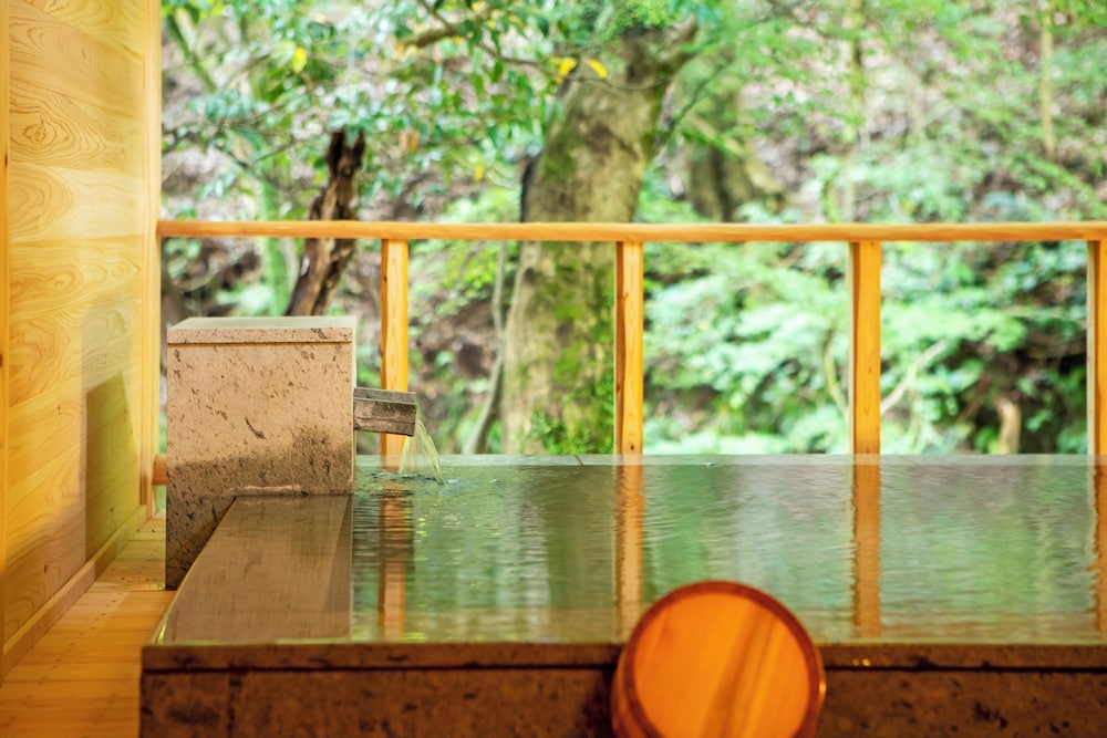 101号室　露天風呂付きリニューアル客室（二間） バスルーム2 | 河津七滝　渓流温泉茶寮　水鞠-MIZUMARI-（旧：旬彩つりばし）