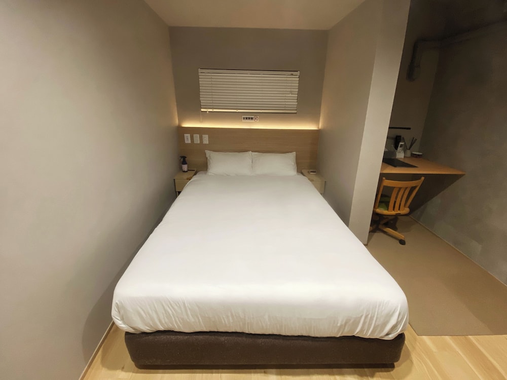 クラシック ダブルルーム ダブルベッド 1 台 禁煙 専用バスルーム 客室11 | My Home Inn Sennan Onosato