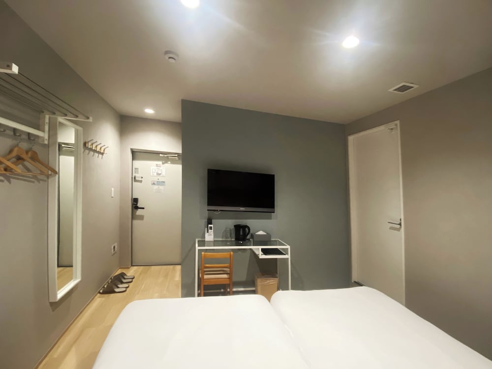 スーペリア ツインルーム シングルベッド 2 台 禁煙 専用バスルーム 客室18 | My Home Inn Sennan Onosato