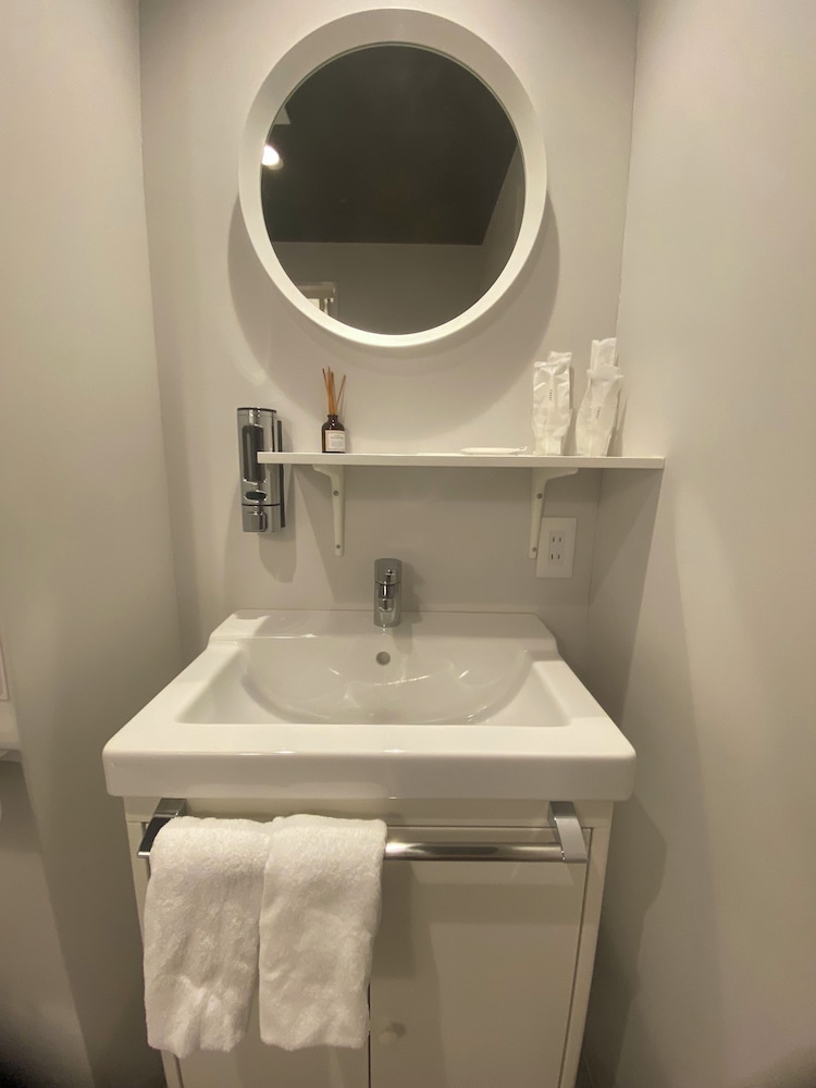 クラシック ツインルーム シングルベッド 2 台 禁煙 専用バスルーム バスルーム7 | My Home Inn Sennan Onosato