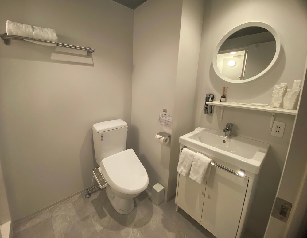 クラシック ツインルーム シングルベッド 2 台 禁煙 専用バスルーム バスルーム10 | My Home Inn Sennan Onosato