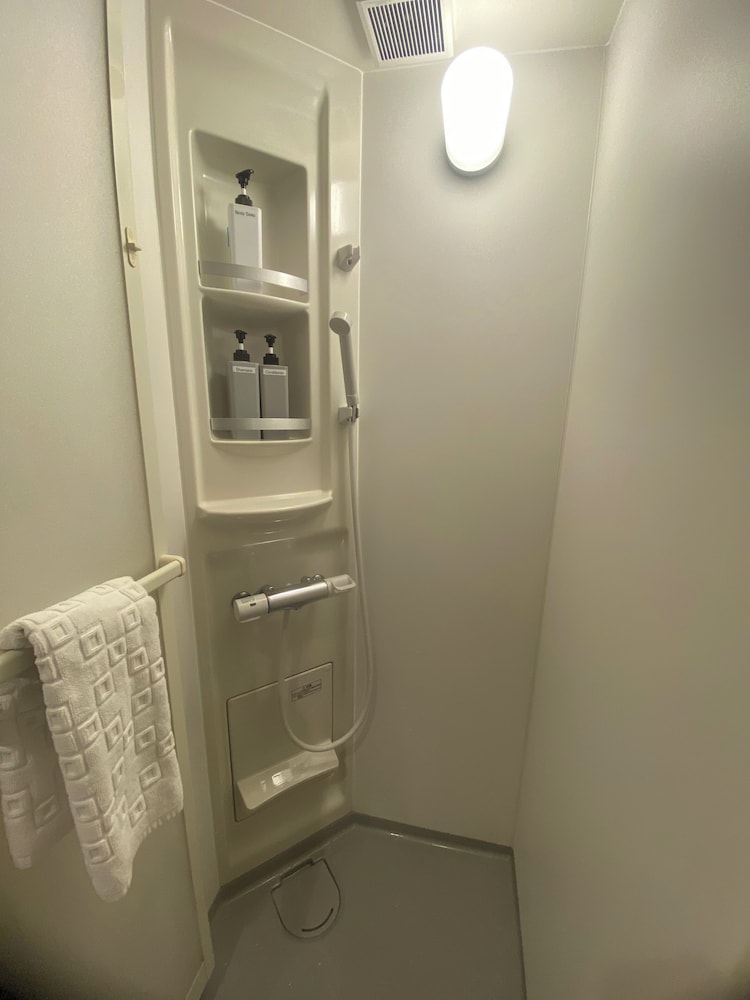クラシック ツインルーム シングルベッド 2 台 禁煙 専用バスルーム バスルーム11 | My Home Inn Sennan Onosato