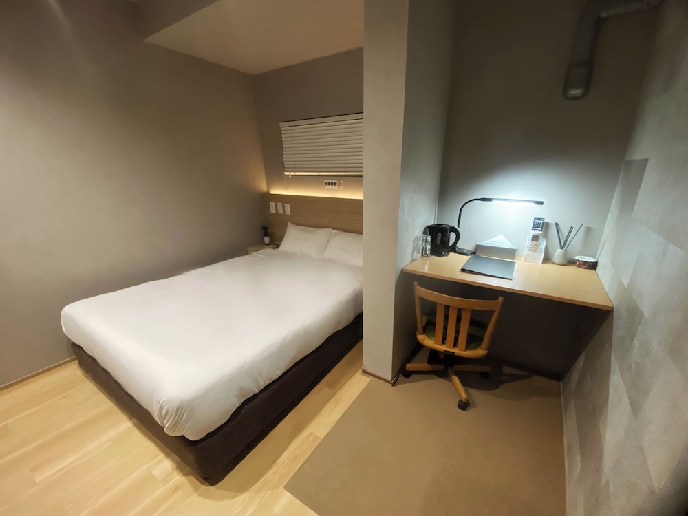 クラシック ダブルルーム ダブルベッド 1 台 禁煙 専用バスルーム 客室8 | My Home Inn Sennan Onosato