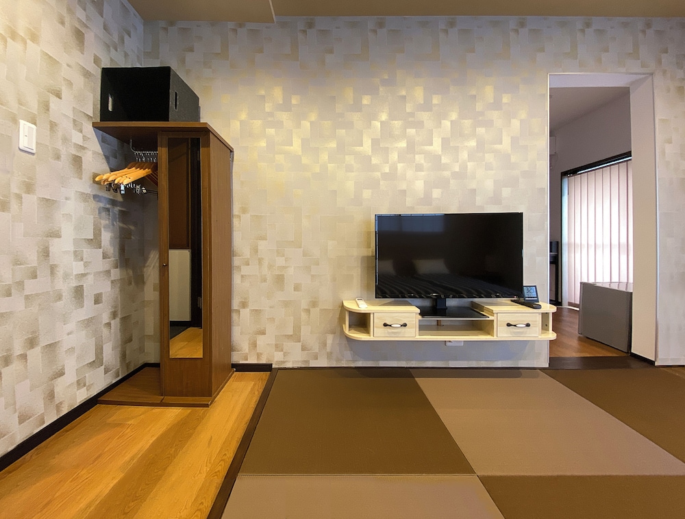 ファミリー ルーム ベッド (複数台) 専用バスルーム 客室3 | My Home Inn Izumisano